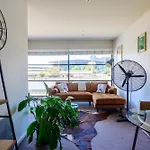 Luxurious Apartment In The Heart Of Docklands