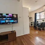 Cozy Stays - 15 Mins To Airport & 500M To Train