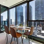 Stunning Top Floor City Views 2Br Gem, Central Cbd