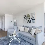 Stunning Top Floor City Views 2Br Gem, Central Cbd