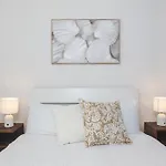 Stunning Top Floor City Views 2Br Gem, Central Cbd
