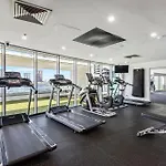Waterfront View Luxury Escape 3Br Pool, Sauna, Gym