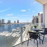 Waterfront View Luxury Escape 3Br Pool, Sauna, Gym