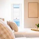 Modern 2B Apt With Free Parking In Cbd