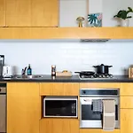 Modern 2B Apt With Free Parking In Cbd
