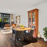 Grand Prix Luxury 2B Lakeside Apartment With Carpark, Pool & Sauna