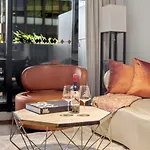 Grand Prix Luxury 2B Lakeside Apartment With Carpark, Pool & Sauna