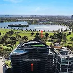Grand Prix Luxury 2B Lakeside Apartment With Carpark, Pool & Sauna