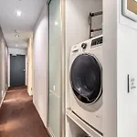 Stylish 2-Bed Apartment In Central Melbourne