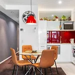 Stylish 2-Bed Apartment In Central Melbourne