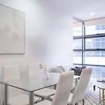 Fully Furnished 1Br In The Heart Of Mel Cbd