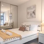 Fully Furnished 1Br In The Heart Of Mel Cbd