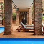 The Copper Bourke, 1 Br
