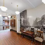 The Copper Bourke, 1 Br