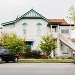 Walk To The Beach From A Stunning Elwood Apartment
