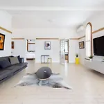 Walk To The Beach From A Stunning Elwood Apartment