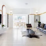 Walk To The Beach From A Stunning Elwood Apartment