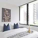 Spacious 2Br Apt Walk To Southern Cross Station