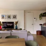 2Bed Apt - Collingwood Charm