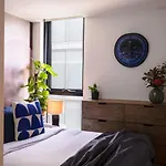 2Bed Apt - Collingwood Charm