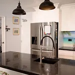 3-Bedroom Stay In Vibrant St Kilda Rd
