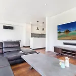 Smart Apartment In Elegant Suburb Close To City