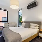 Smart Apartment In Elegant Suburb Close To City