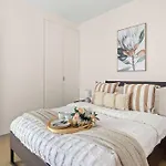 Chic 2Br Apt Near To Melbourne Central City Views