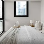 Modern 2Br Apt Panoramic Views & Free Parking
