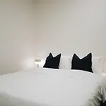 Melbourne Modern City Getaway - Pool, Spa & Sauna