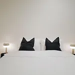 Melbourne Modern City Getaway - Pool, Spa & Sauna