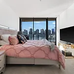 Spectacular Victoria Harbour Apartment Docklands