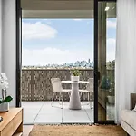 Luxury 2 Bed Apartment In Elsternwick With City Views Of Melbourne