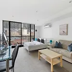 Cozy & Chic Studio Steps From Victoria Market