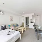 Cozy & Chic Studio Steps From Victoria Market