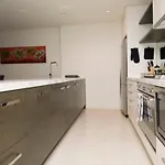 Loft-Style 1-Bedroom Apartment In Southbank