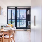 Urban Oasis With Pool And Gym In West Melbourne