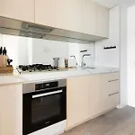 Urban Oasis With Pool And Gym In West Melbourne
