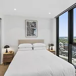 Elegant 2-Bed Apartment With Balcony & City Views