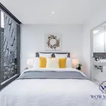Wow Apartment On Lonsdale