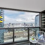 Wow Apartment On Lonsdale
