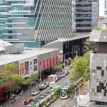 Modern 2 King Bed Street View Next To Southern Cross With Gym, Swimming Pool, Bbq And Sauna
