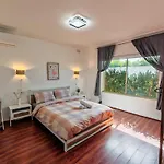 Northern Home-Close To Airport, Walk To Train