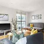 Chic 2Br Loft Near Melbourne Central Free Parking