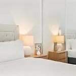 Spacious Modern Apartment With Pool & Gym Access