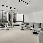 Chic 1-Bed South Melbourne Unit With Pool & Gym
