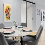 City Centre Getaway Pool, Gym & Netflix