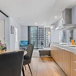 City Centre Getaway Pool, Gym & Netflix