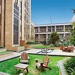 2 Beds 2 Baths Free Car Park. Behind State Library