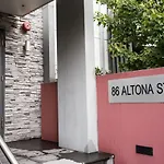 Readyset Apartments On Altona